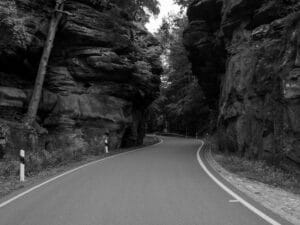 Straße bei Luxembourg mit Kurven
